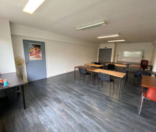 Bureau privé 43 m² 10 postes Coworking Rue Godillot Saint-Ouen 93400 - photo 2